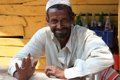 laechelnder Mann in Kerala, Indien