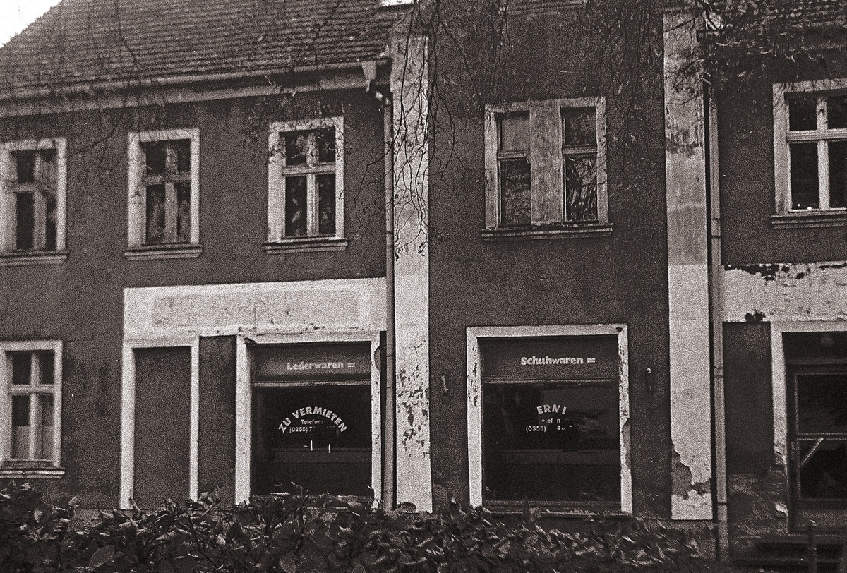 Läden- abgewickelt. Closed shops in Eastern Germany