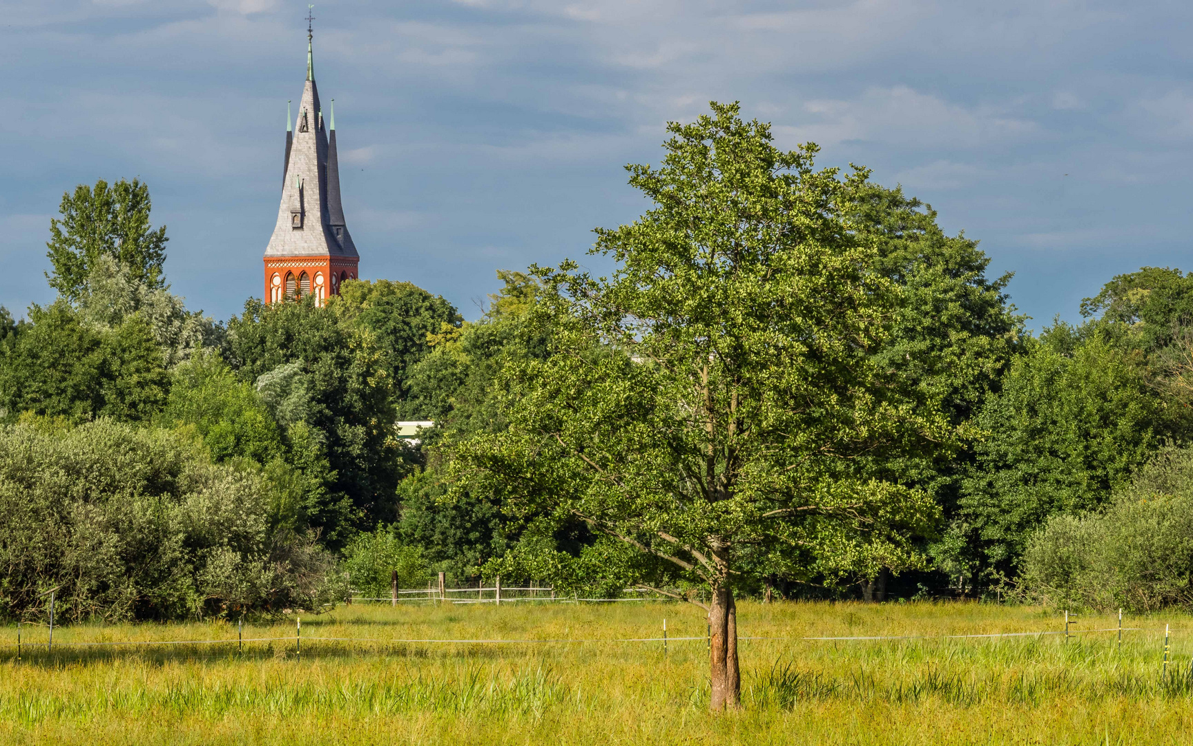 Ländliche Idylle mit dem Kirchtum von Erkner