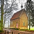 Ländliche Kapelle mit Statue im Morgendunst