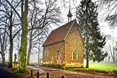 Ländliche Kapelle mit Statue im Morgendunst