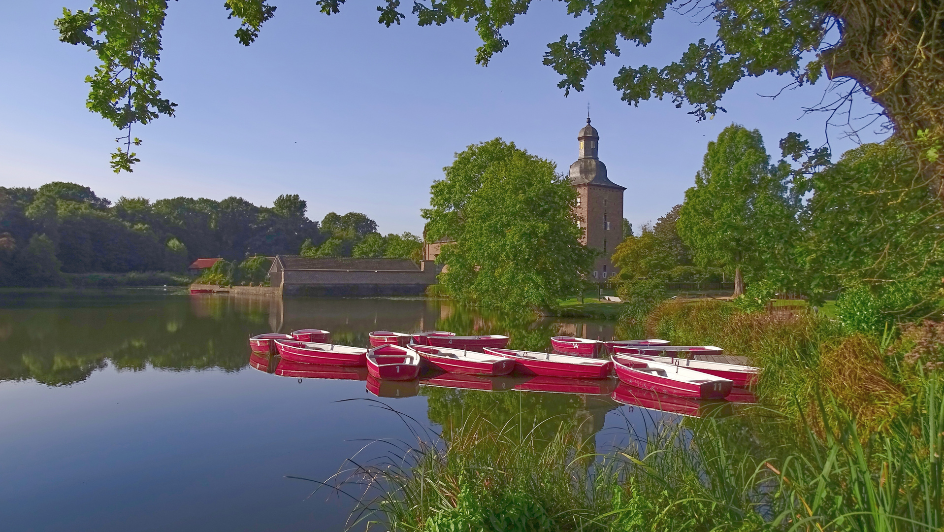 Ländliche Spiegelung mit Ruderbooten