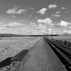 ländlicher Bahnsteig mit alter Holzbank