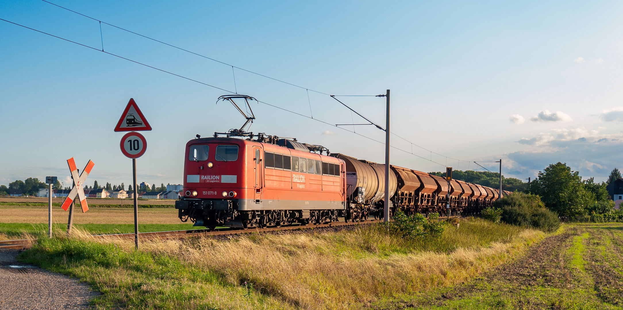 Ländlicher Bahnübergang