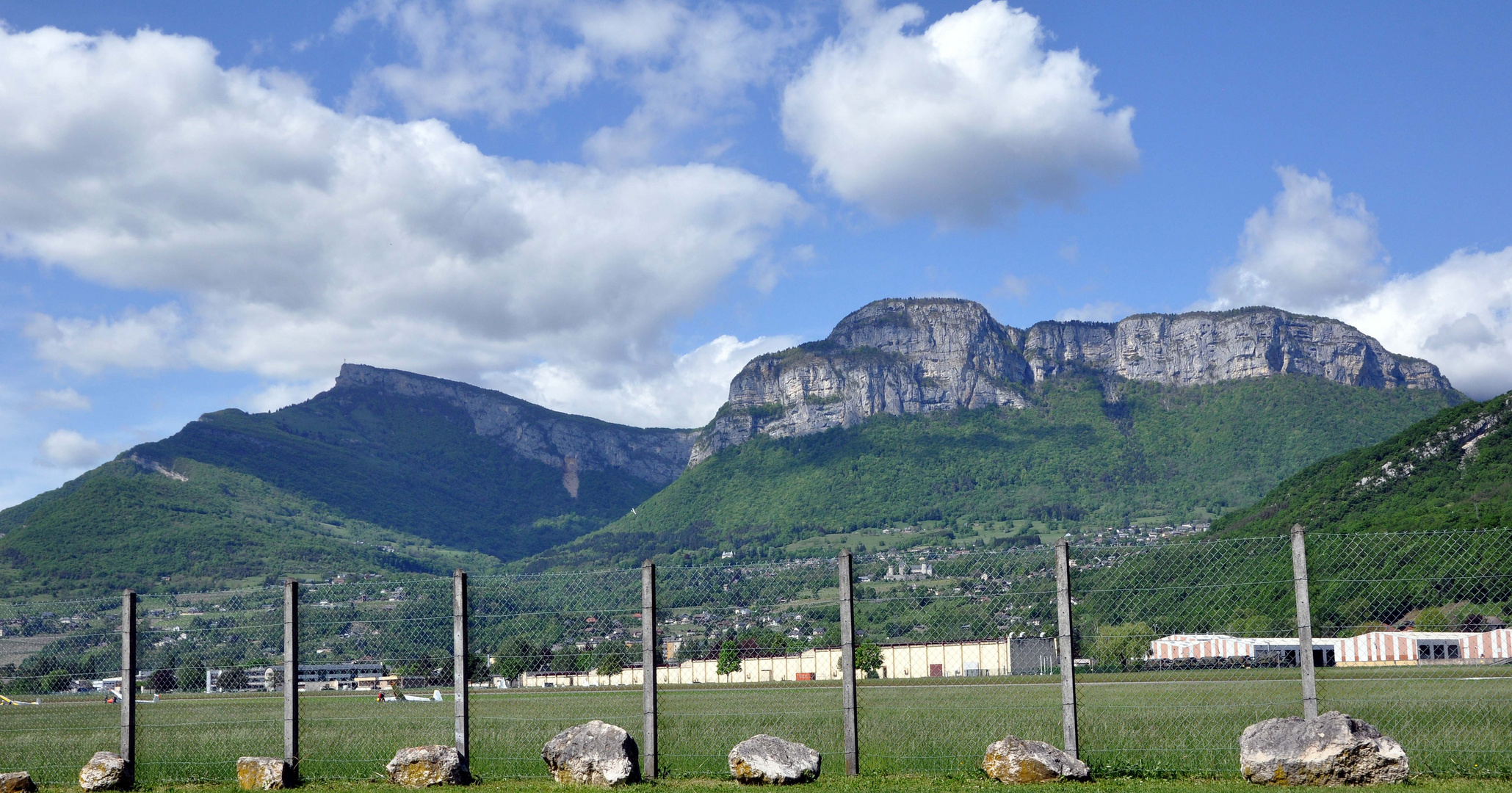 l'aérodrome de chambery au pied des montagnes!