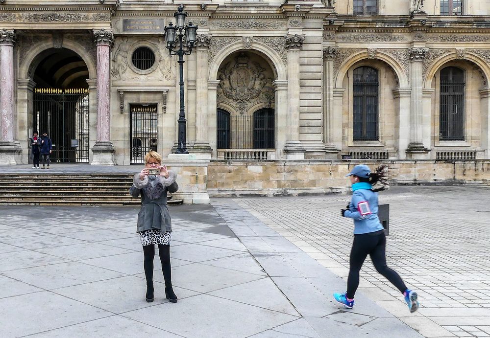 Läuferin am Louvre