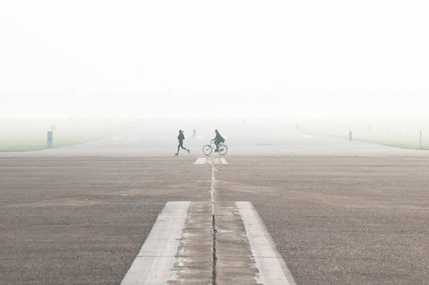 Läuferin auf der Landebahn
