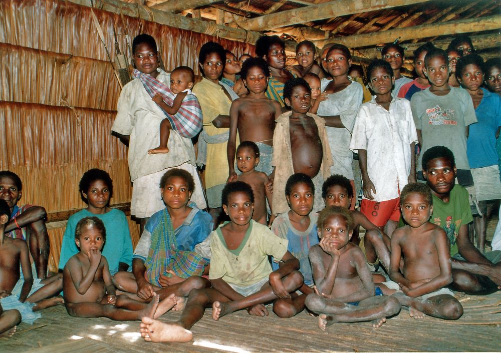 Lager im Asmat Langhaus