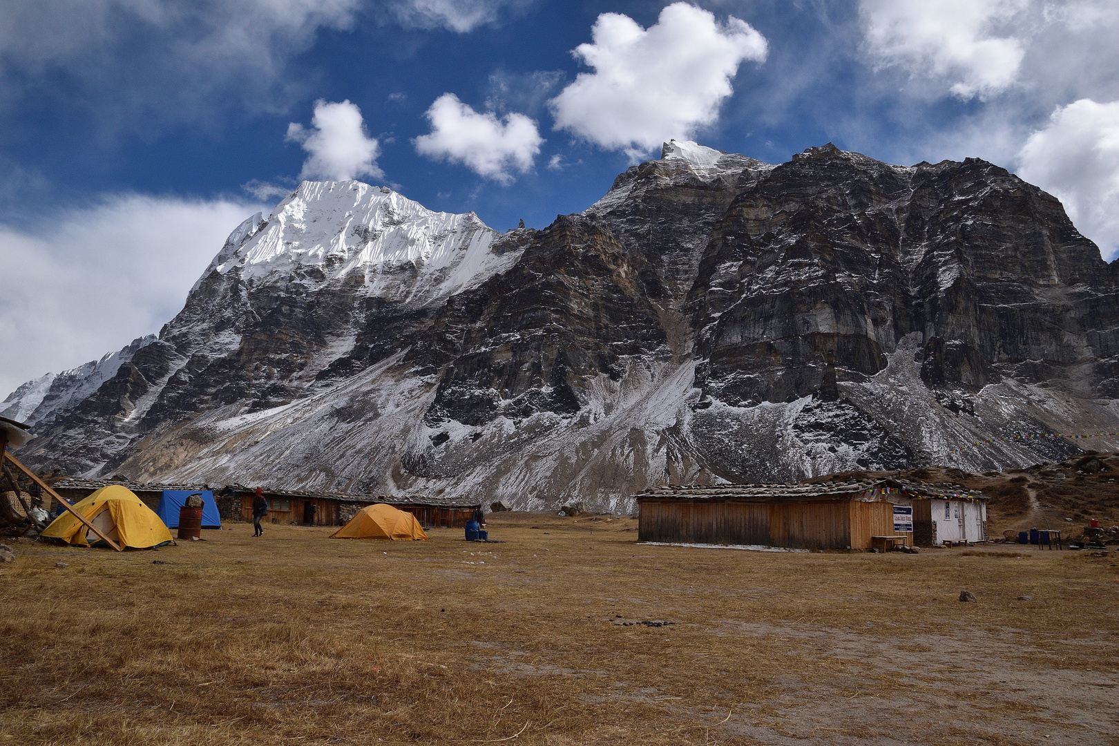 Lager und Hochalm Lhonak