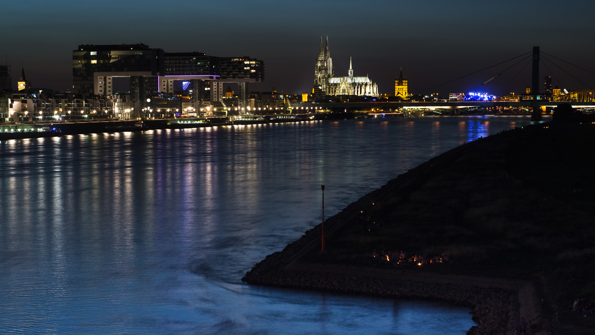 Lagerfeuer am Kölner Rheinufer