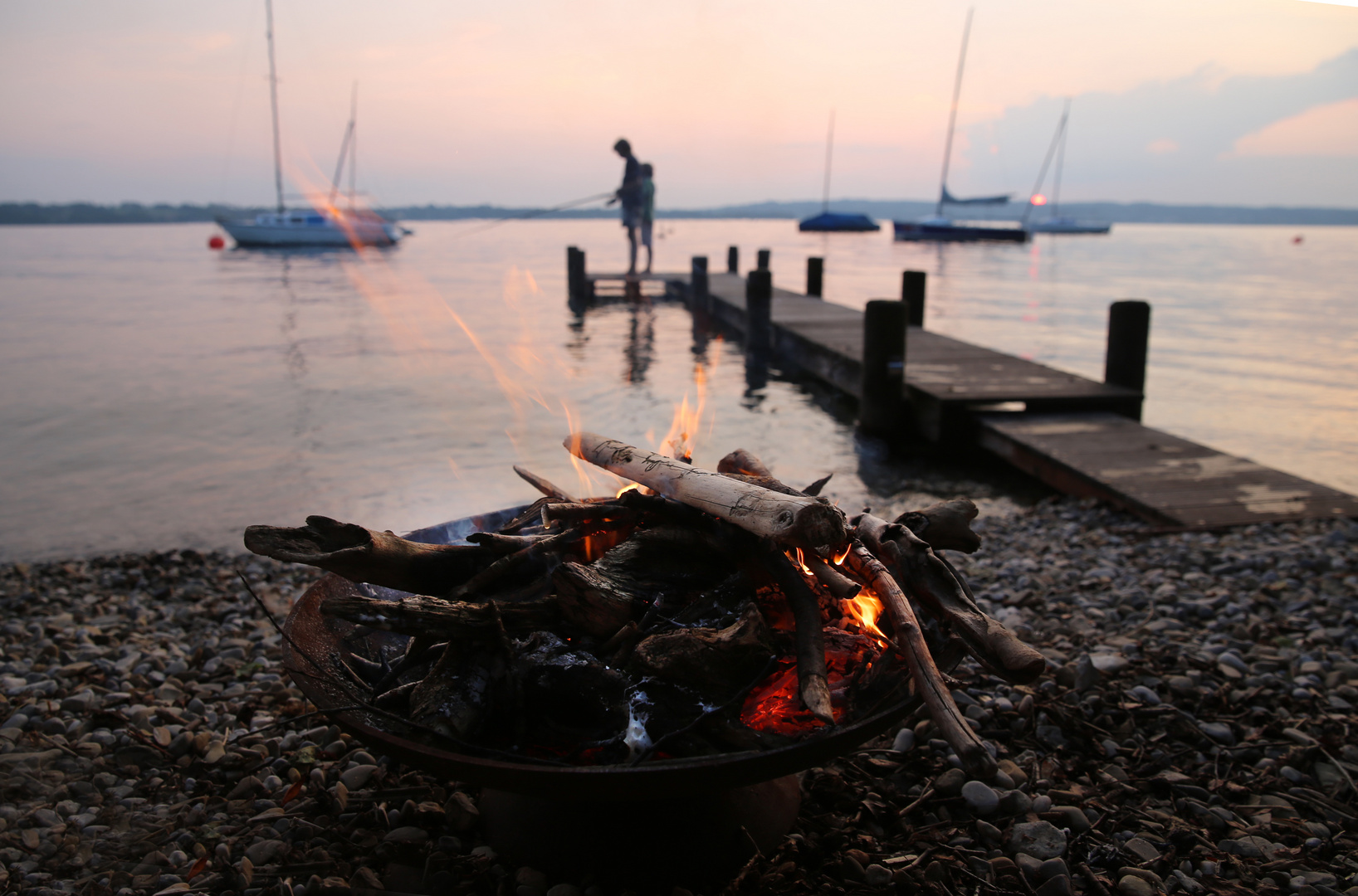 Lagerfeuer am See