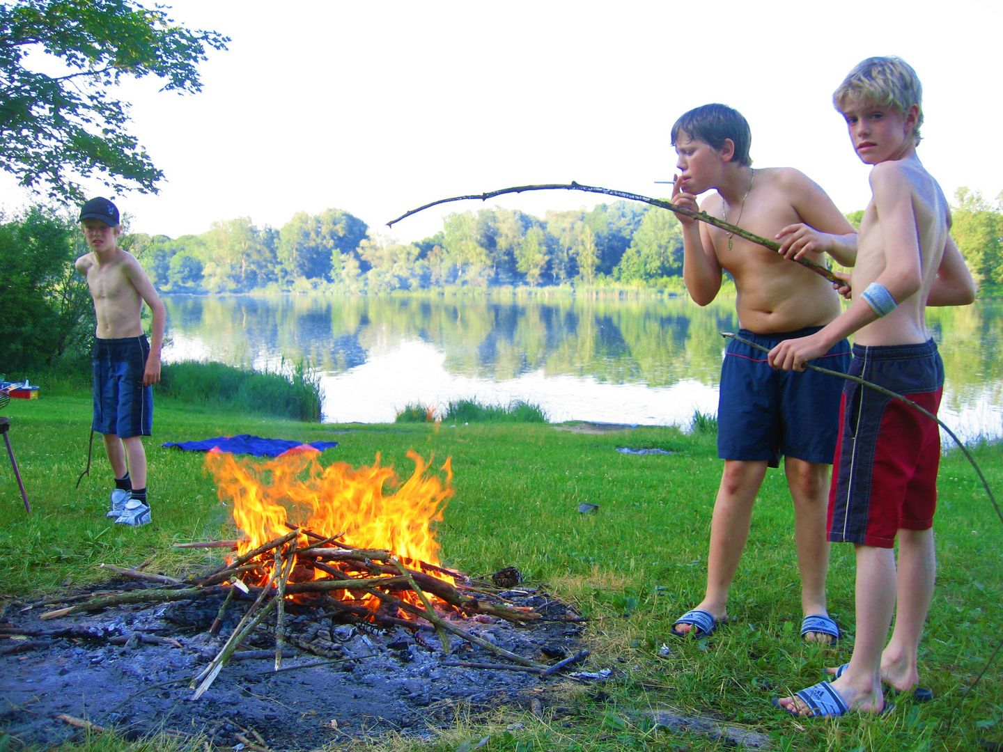 Lagerfeuer am See.