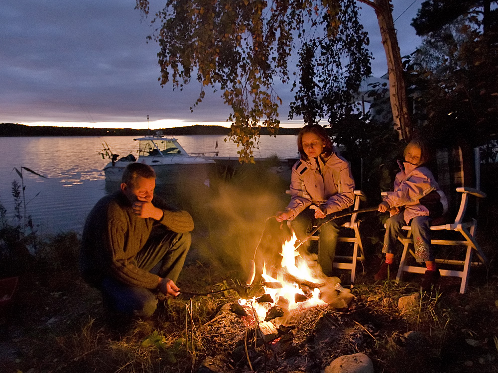 Lagerfeuer am Vänernsee in Schweden