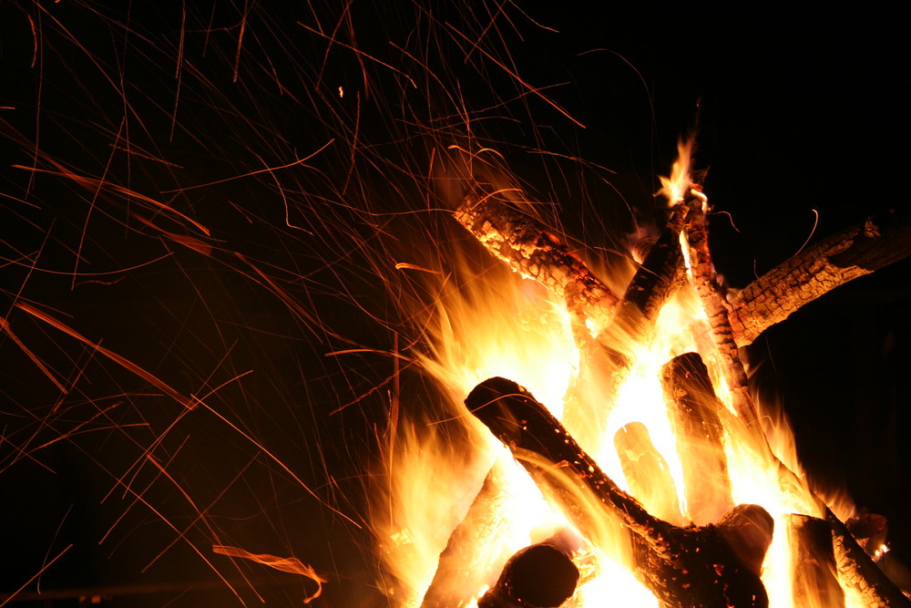 Lagerfeuer Foto &amp; Bild | fotokunst, licht und feuer, licht aus feuer ...