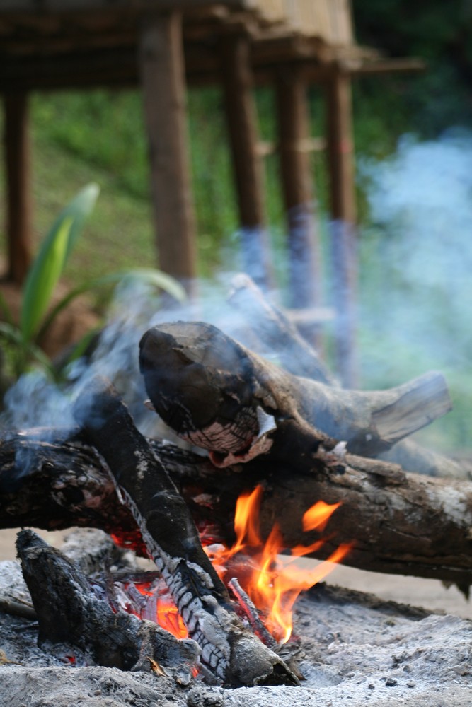 Lagerfeuer im Dschungel