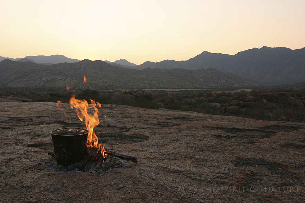 Lagerfeuer im Erongogebirge, Namibia