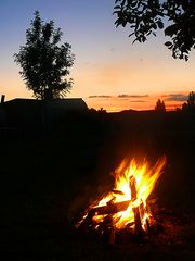 Lagerfeuer im Sonnenuntergang