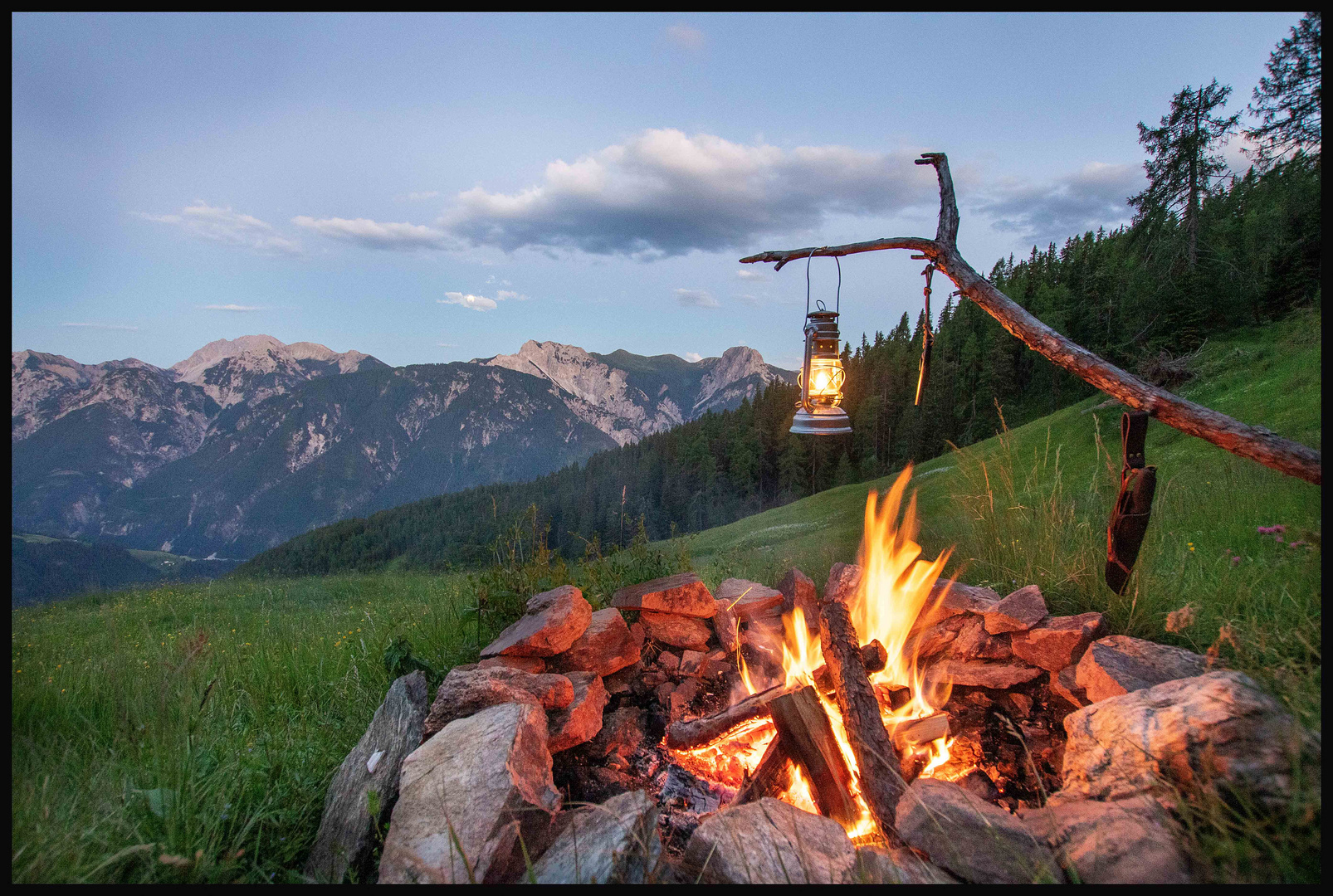 " Lagerfeuer in den Bergen "