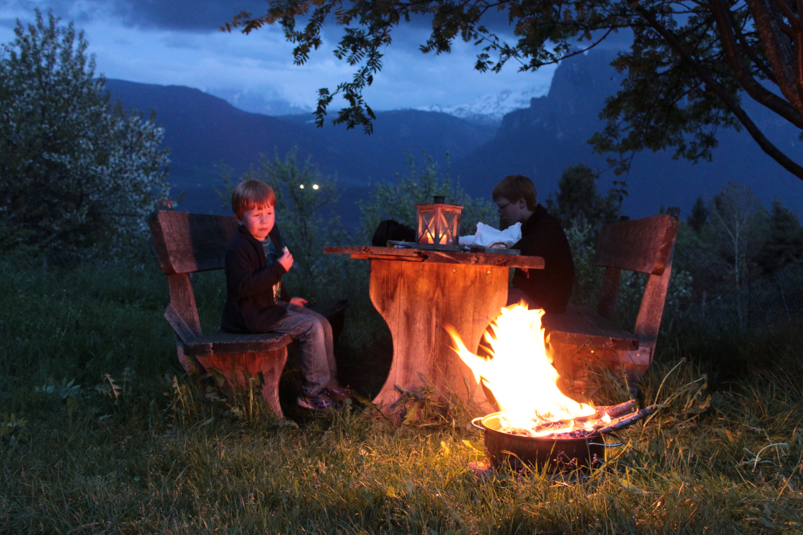 Lagerfeuer in den Bergen