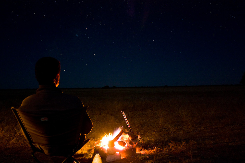 Lagerfeuer unter Sternenhimmel in der Kalahari