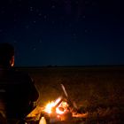 Lagerfeuer unter Sternenhimmel in der Kalahari