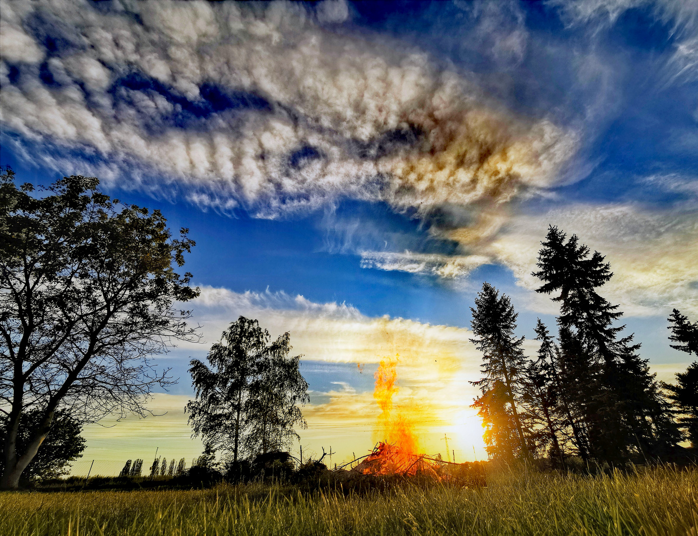 Lagerfeuerromantik beim Sonnenuntergang 