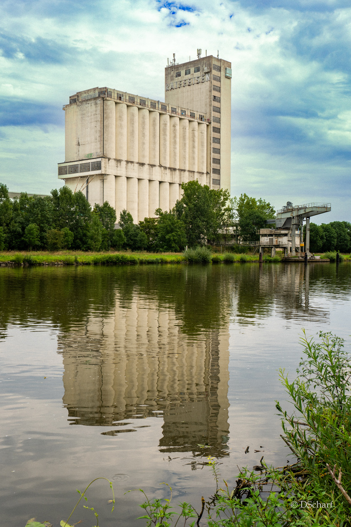 Lagergebäude im Fluss