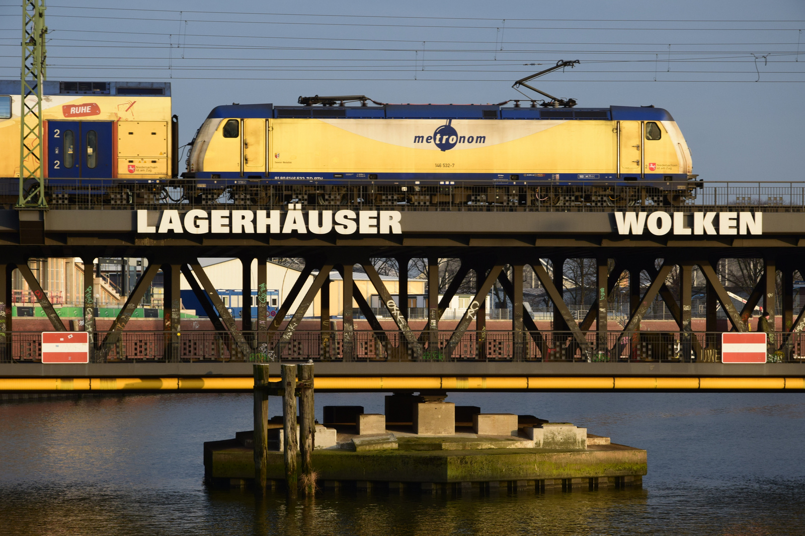 Lagerhäuser Wolken Ruhe Metronom