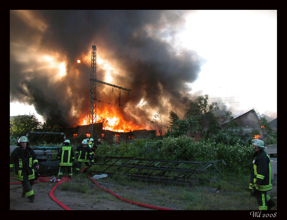 Lagerhalle im Vollbrand 1