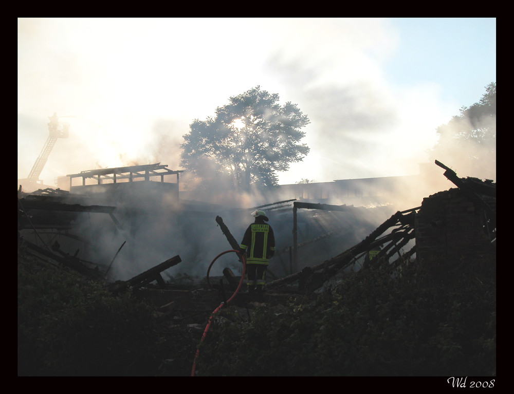 Lagerhalle im Vollbrand 2