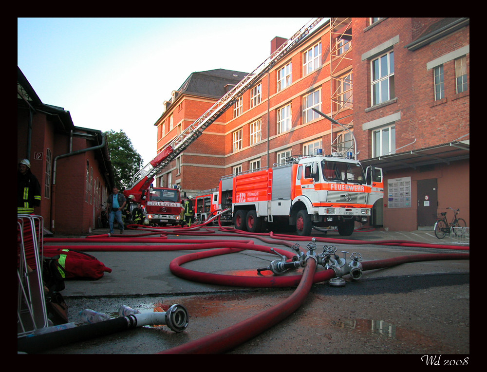 Lagerhalle im Vollbrand 3