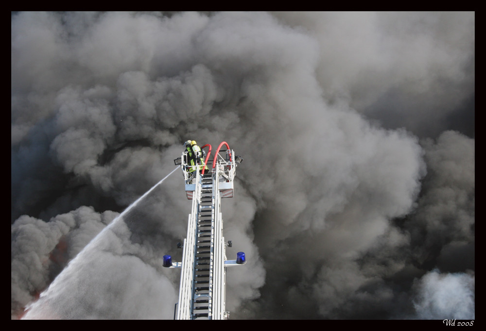 Lagerhalle im Vollbrand 4