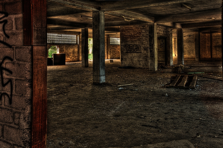 Lagerhalle -- LOST -- HDR