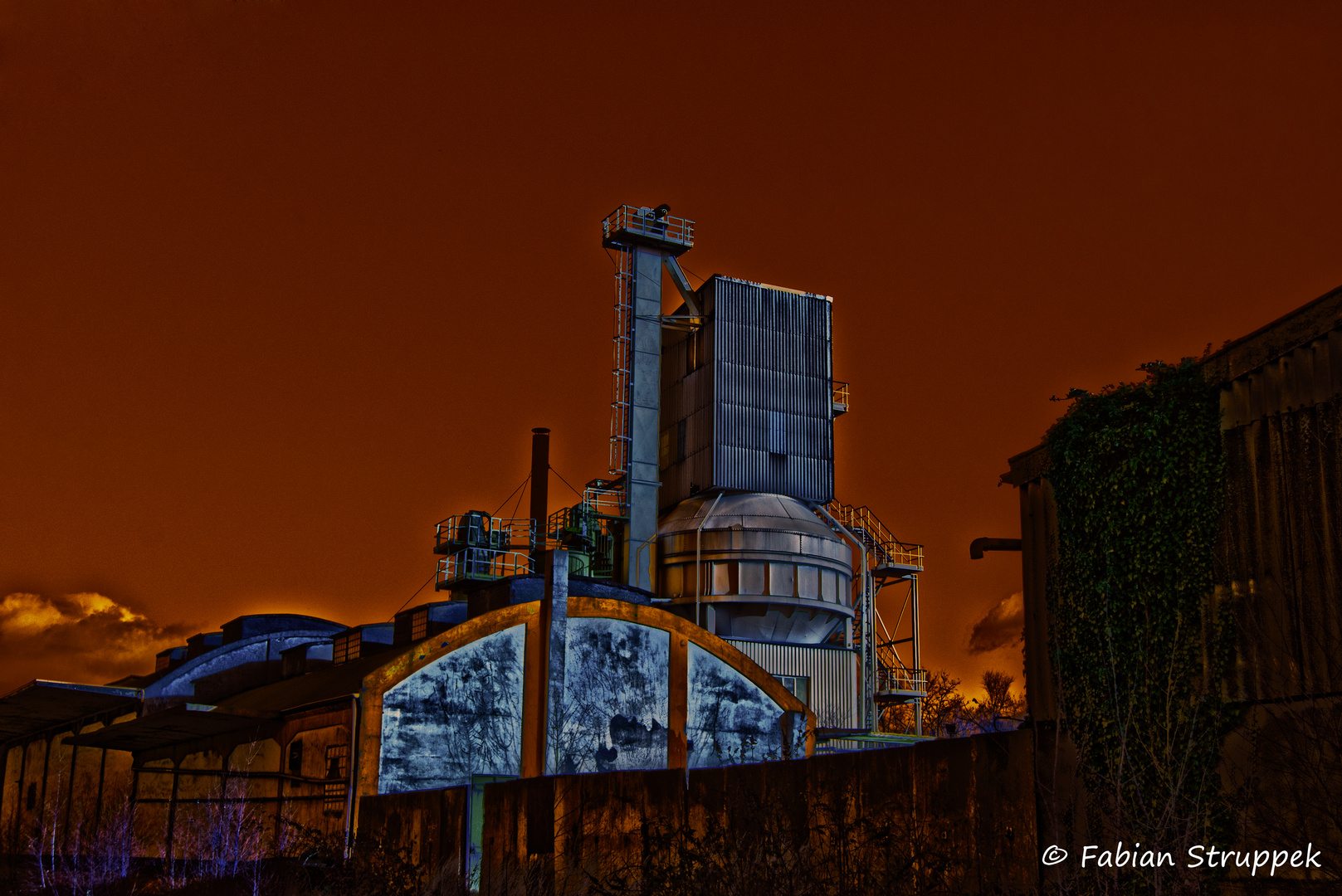 Lagerhalle und Silo