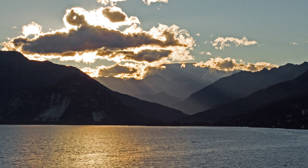 LAGGO MAGGIORE IM ABENDLICHT