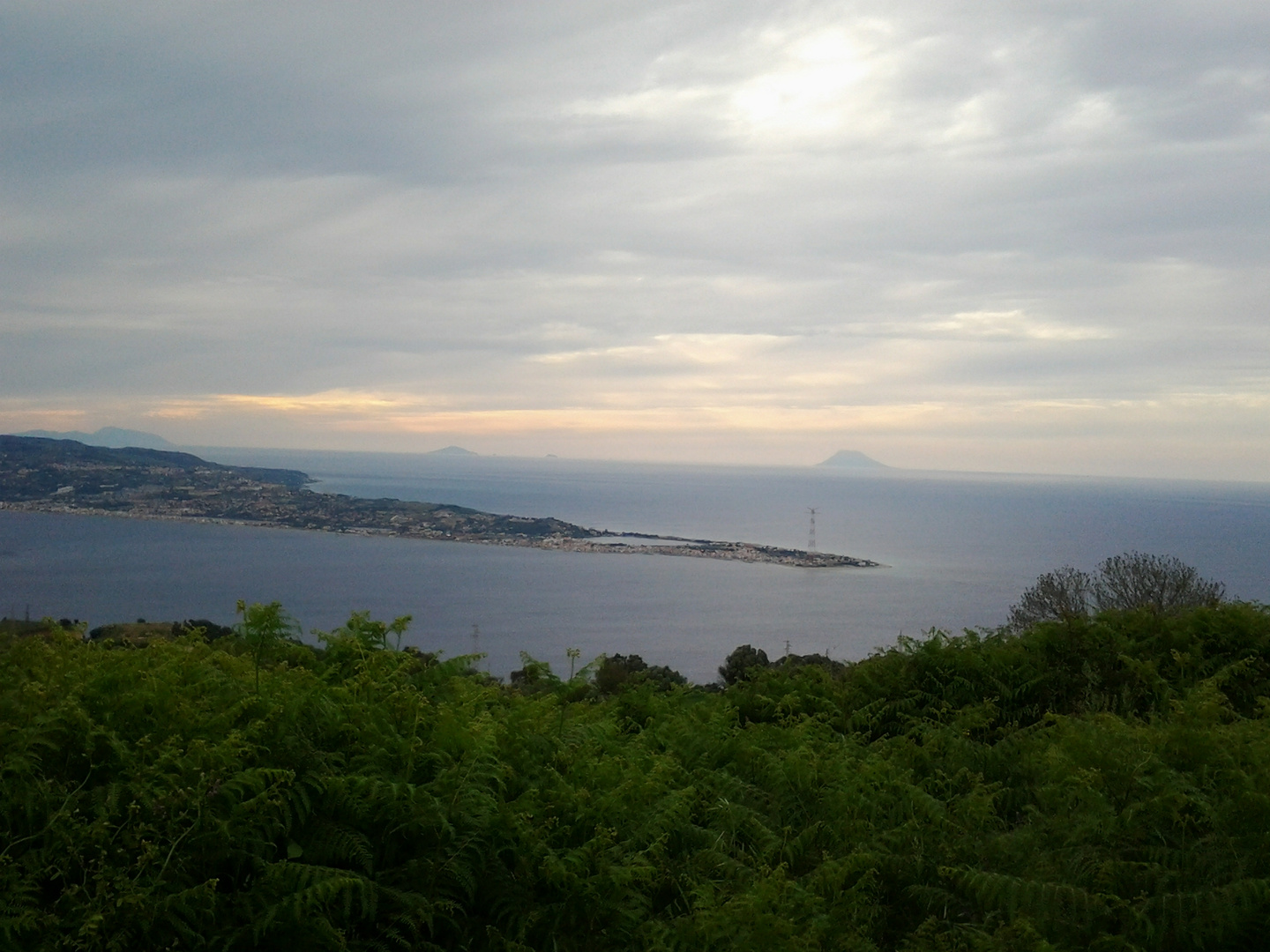 laghetto di Ganzirri (messina) e le isole eolie viste da Campo Calabro (Rc)