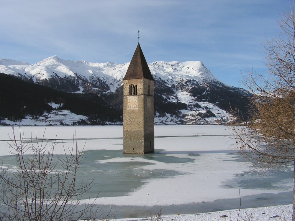 Laghetto di Passo Resia ghiacciato