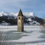 Laghetto di Passo Resia ghiacciato