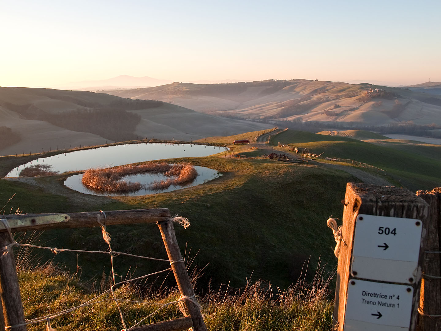 Laghetto nella campagna senese