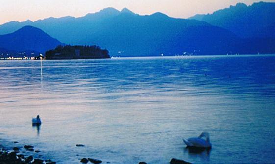 Lago al crepuscolo