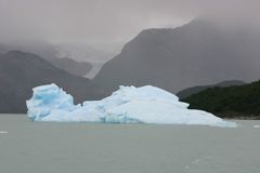 Lago Argentino mit Gletscher im Hintergrund