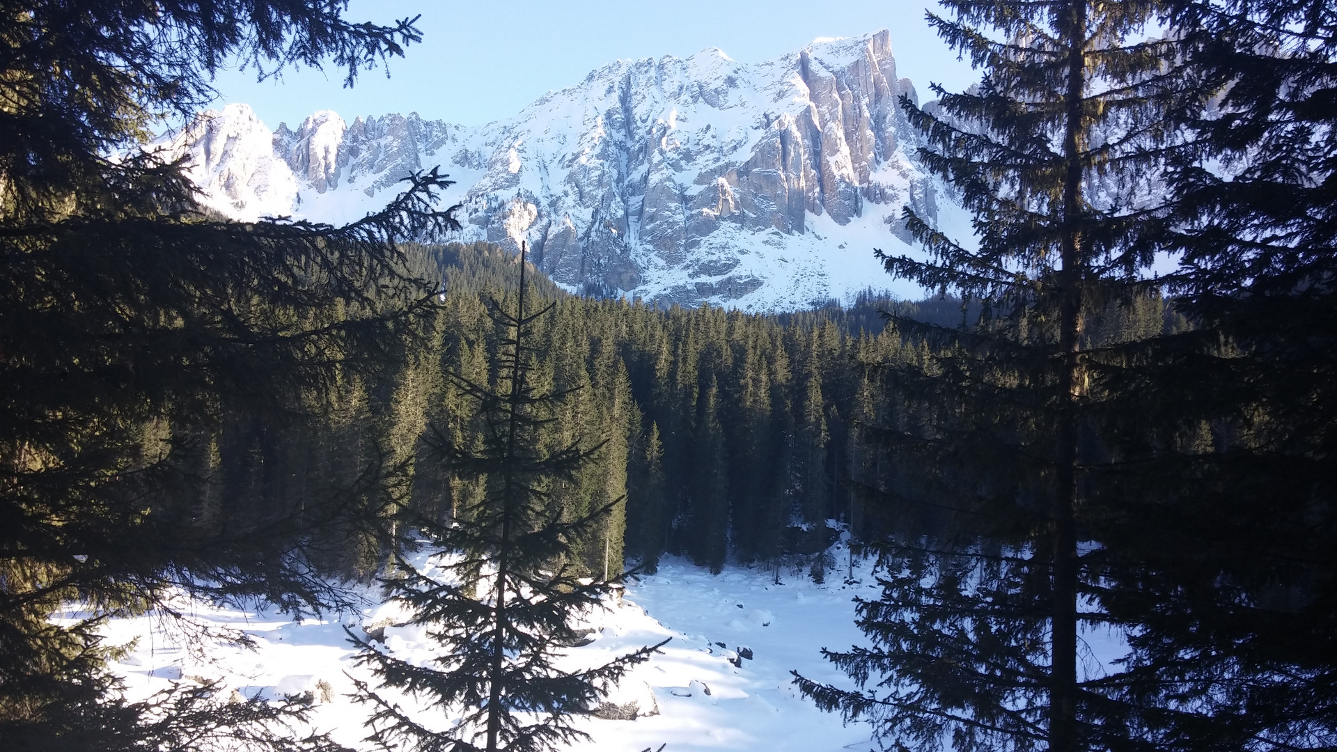 lago carezza ghiacciato