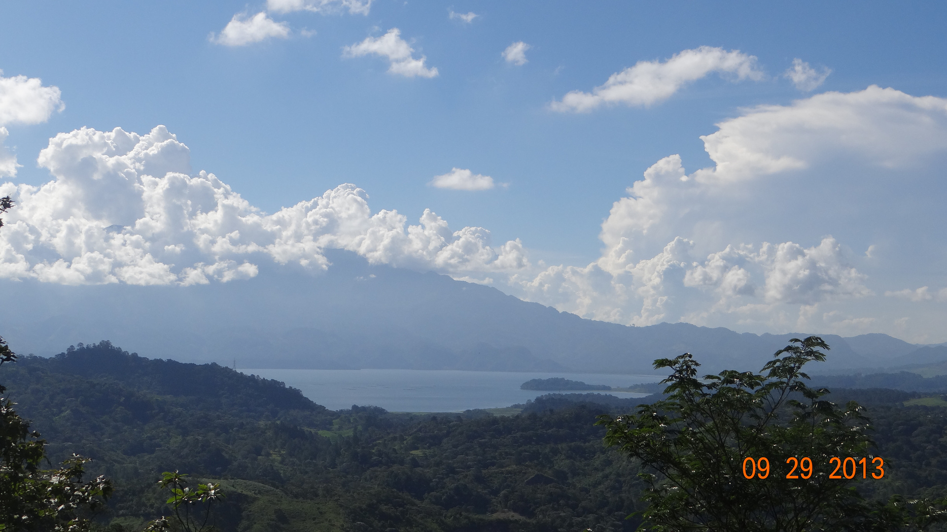 lago de yojoa visto desde cerro azul meanbar