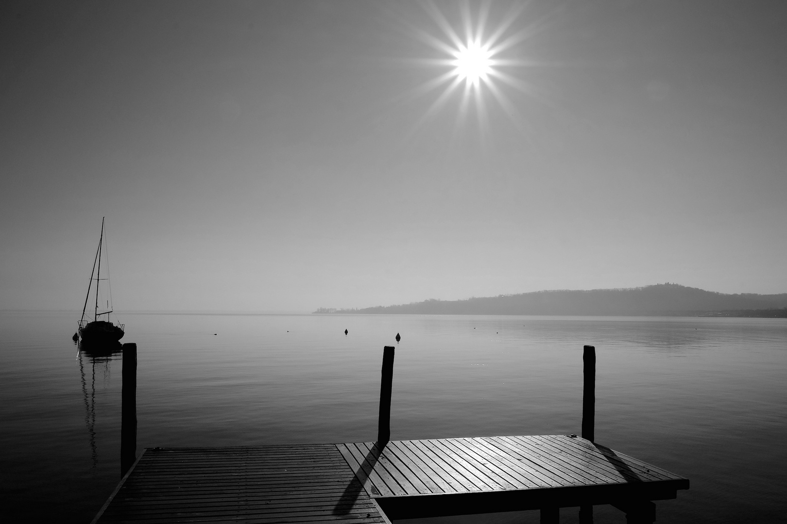 lago del Garda pontile in controluce in BN