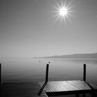 lago del Garda pontile in controluce in BN