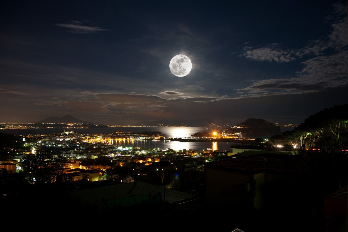 Lago di Bacoli e golfo di Napoli con luna piena