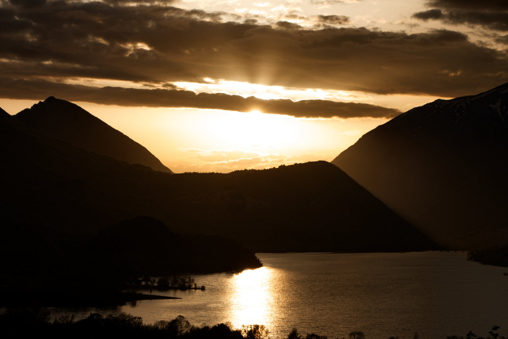 Lago di Barrea: tramonto.