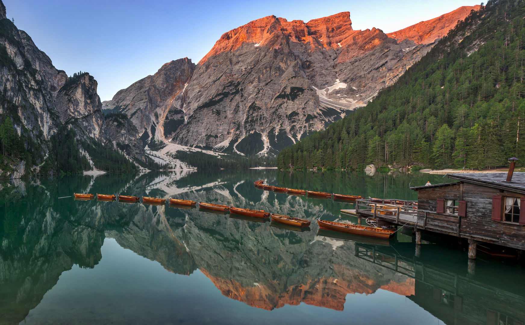 Lago di Braies am Morgen