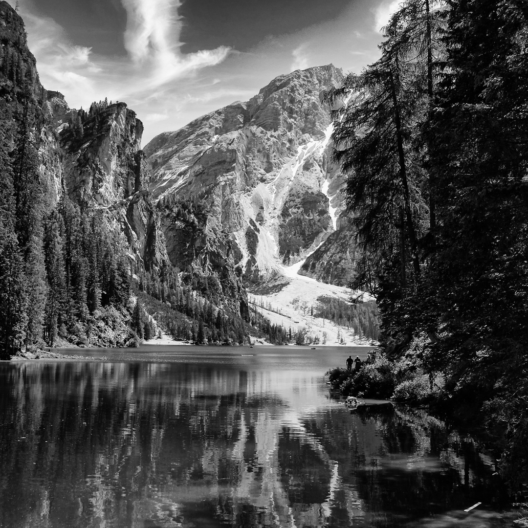 Lago di Braies in veste estiva.