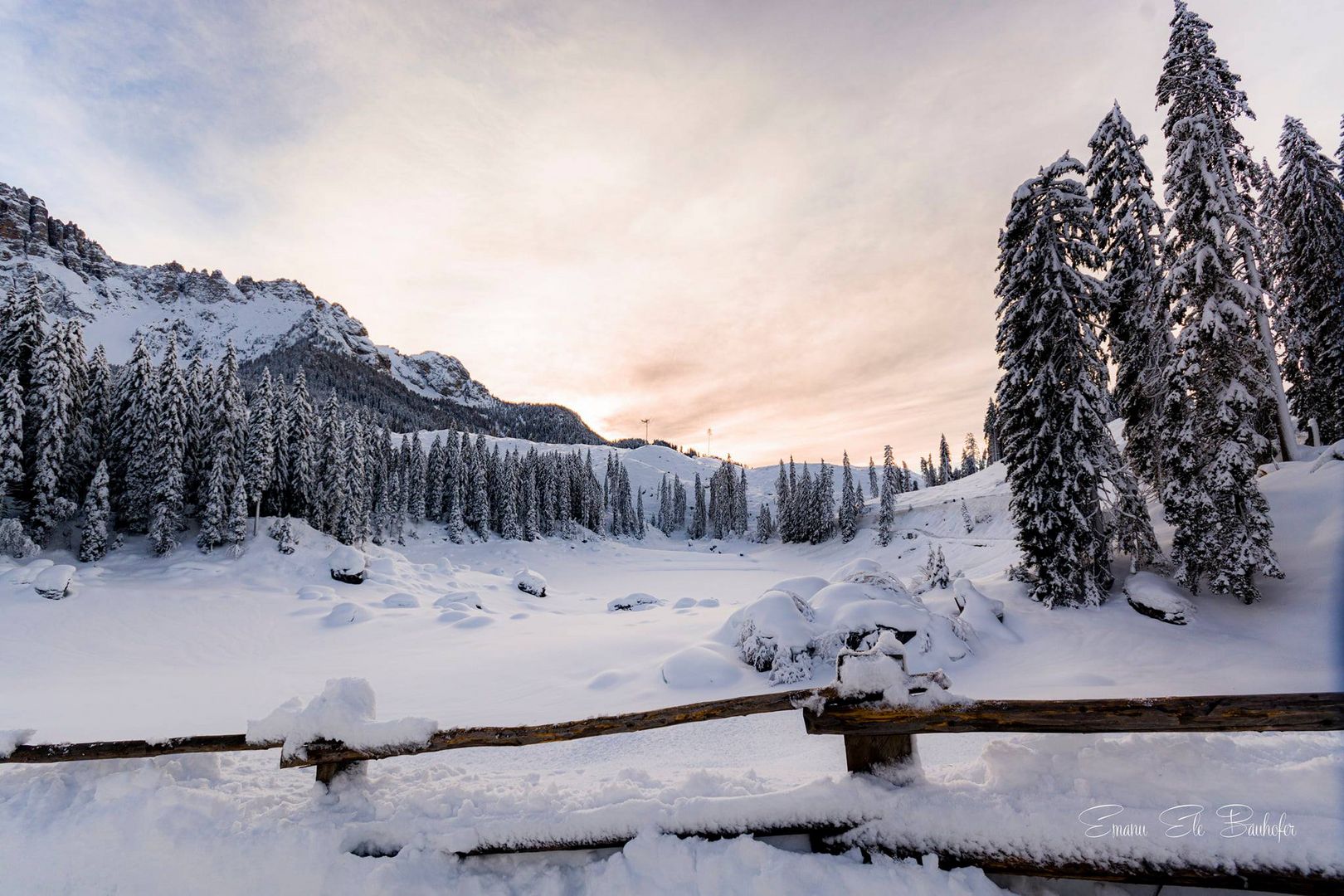 Lago di carezza nel vestito invernale 